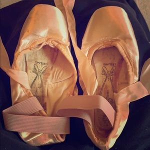 Pointe ballet shoes